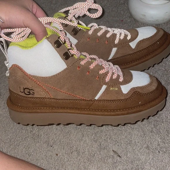 UGGS - Picture 4 of 5